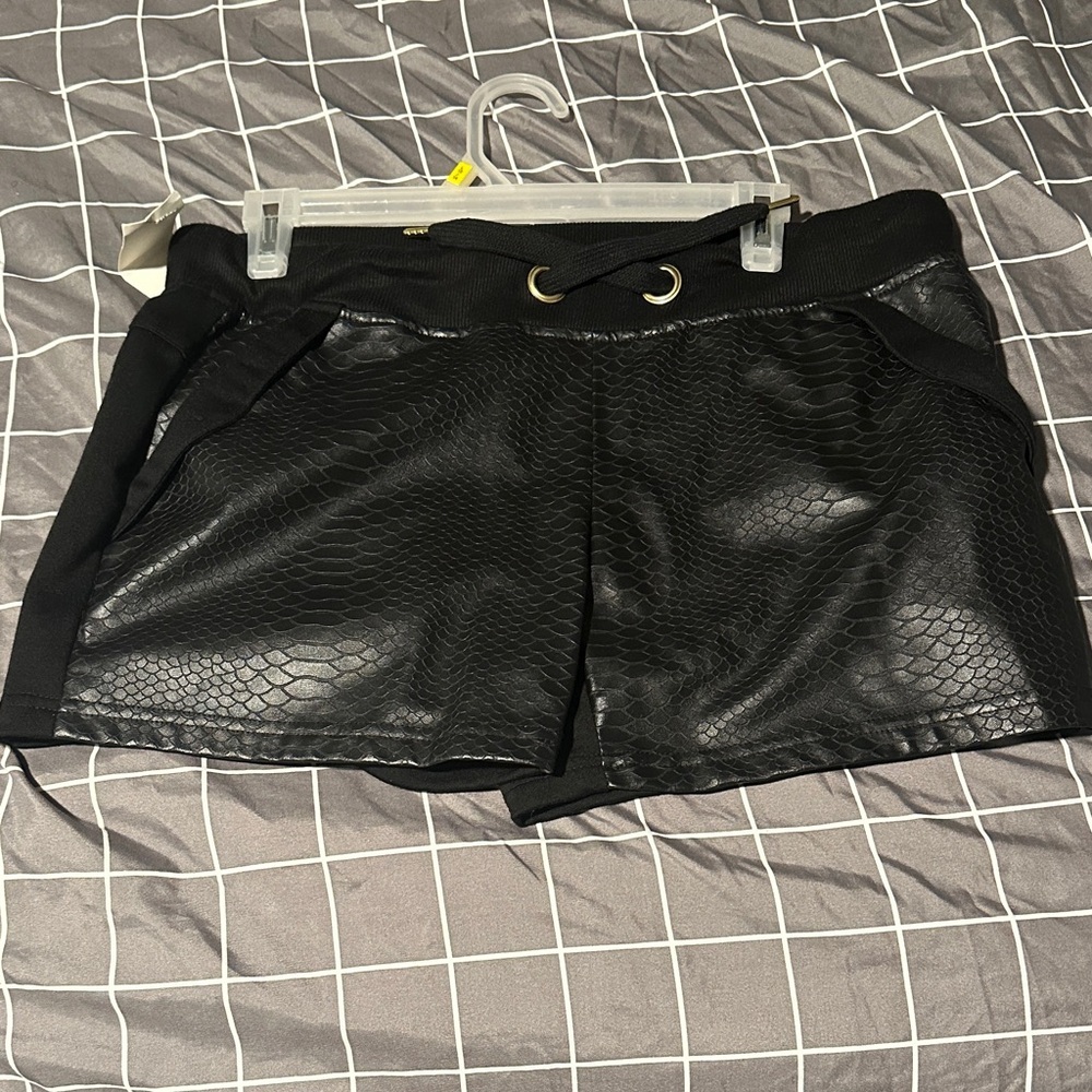 Sleek Black Textured Women's Fashion Shorts - Picture 3 of 4